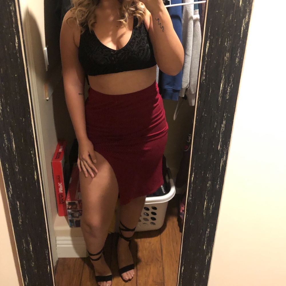Red ribbed skirt with slit